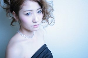 太田市　美容師　美容室　美容院　カット　カラー　パーマ　上手　センス　店舗　赤　モニュメント