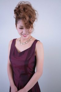 太田市　美容師　美容室　美容院　カット　カラー　パーマ　上手　センス　店舗　赤　モニュメント