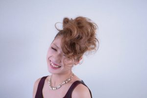 太田市　美容師　美容室　美容院　カット　カラー　パーマ　上手　センス　店舗　赤　モニュメント