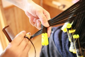 太田市の美容室PUNIMでパーマのワインディング中写真